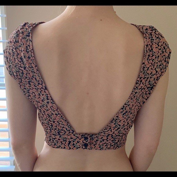 Brandy Melville Tops - Brandy Melville Floral Crop Top W/ Open Back